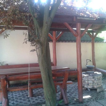 Tulipan Vendeghaz Apartment Hajduszoboszlo Bagian luar foto