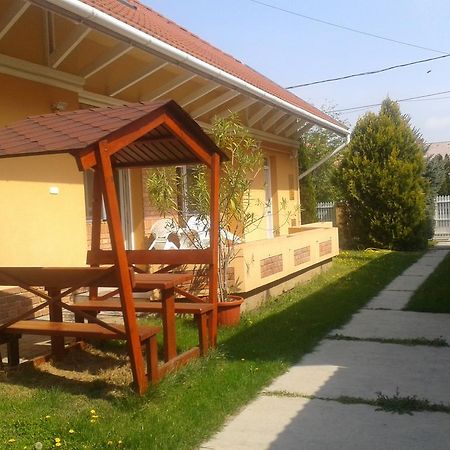 Tulipan Vendeghaz Apartment Hajduszoboszlo Bagian luar foto
