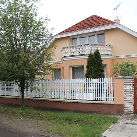 Tulipan Vendeghaz Apartment Hajduszoboszlo Bagian luar foto