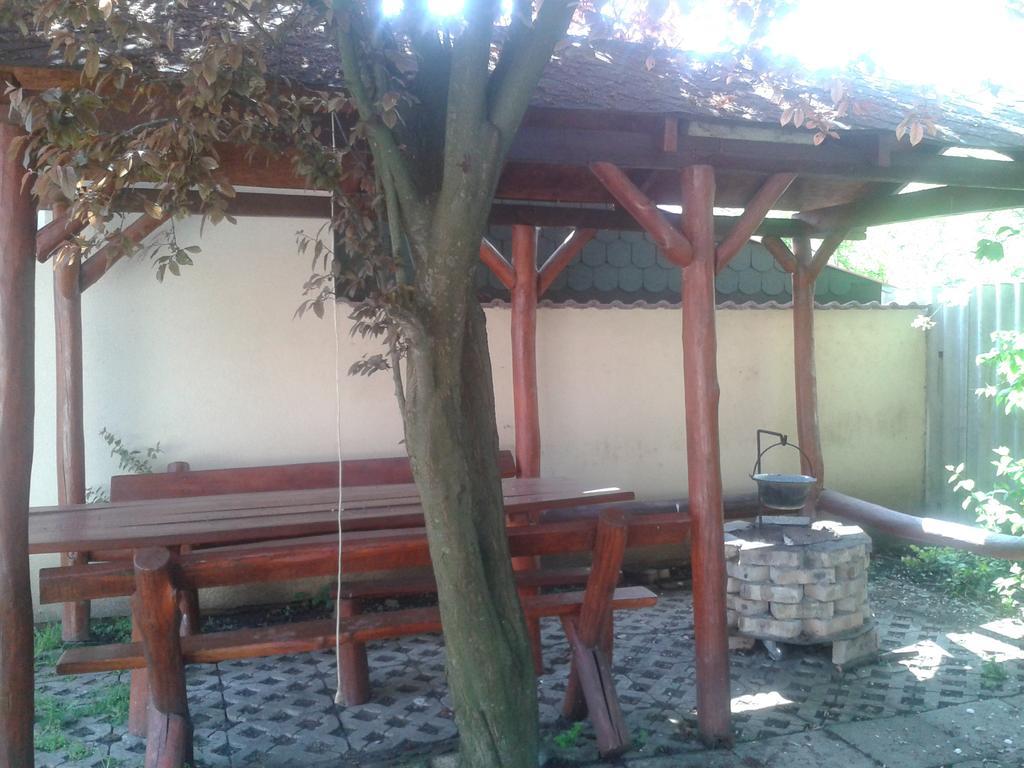 Tulipan Vendeghaz Apartment Hajduszoboszlo Bagian luar foto