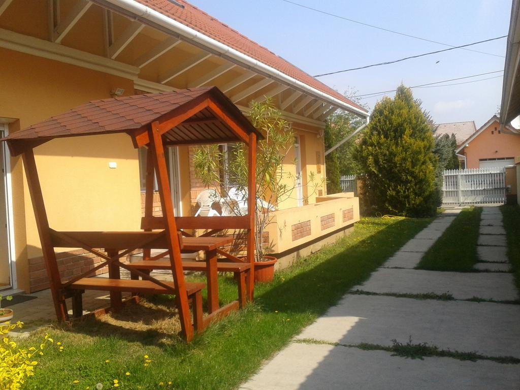 Tulipan Vendeghaz Apartment Hajduszoboszlo Bagian luar foto