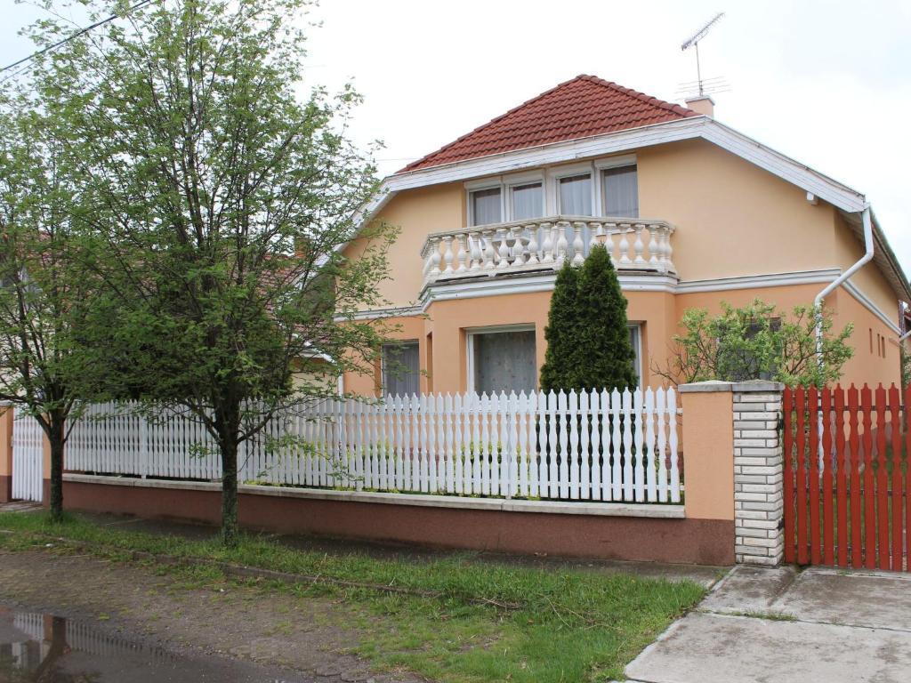 Tulipan Vendeghaz Apartment Hajduszoboszlo Bagian luar foto
